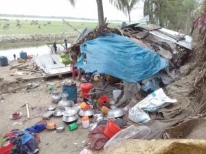 ঝড়ের কবলে ক্ষতিগ্রস্ত বাড়িঘর 