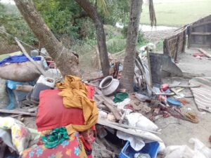 ঝড়ের কবলে ক্ষতিগ্রস্ত বাড়ীঘর